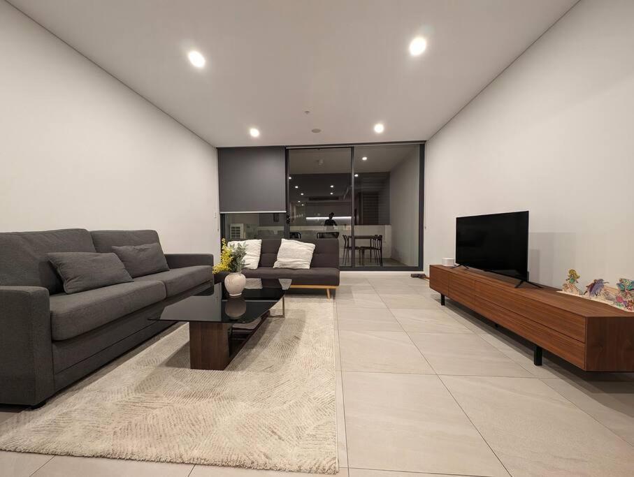 Apartment Modern 2 Bedroom Close To Amenities! Sydney