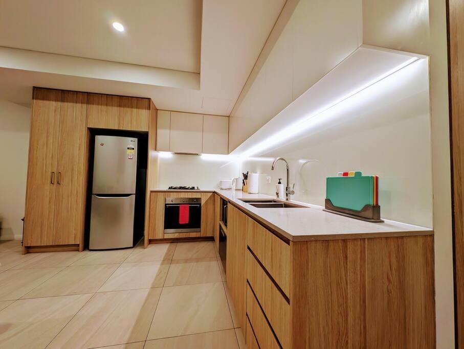 Modern 2 Bedroom Close To Amenities! Sydney