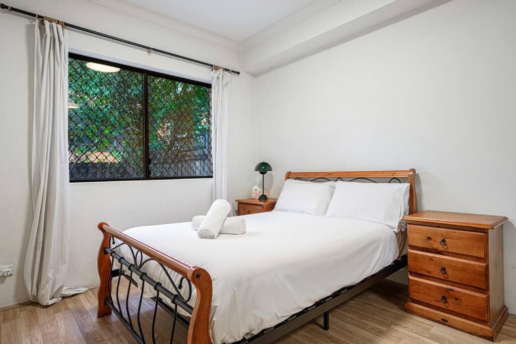 Burwood Near Train & Shopping & Park With Car Park Apartment *