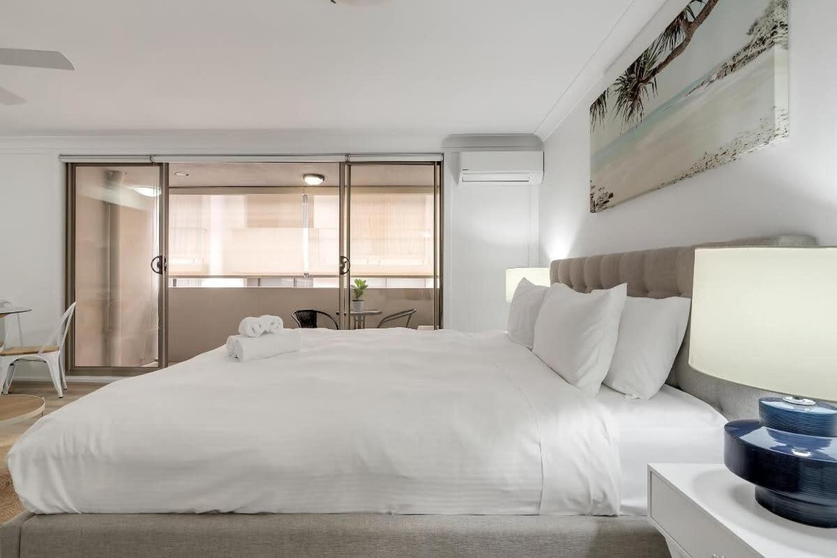 Modern Coastal City Escape In Manly Apartment