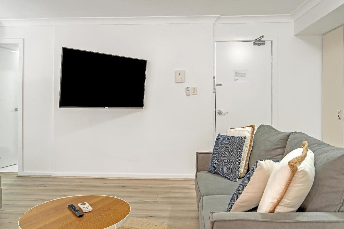 Modern Coastal City Escape In Manly Apartment *