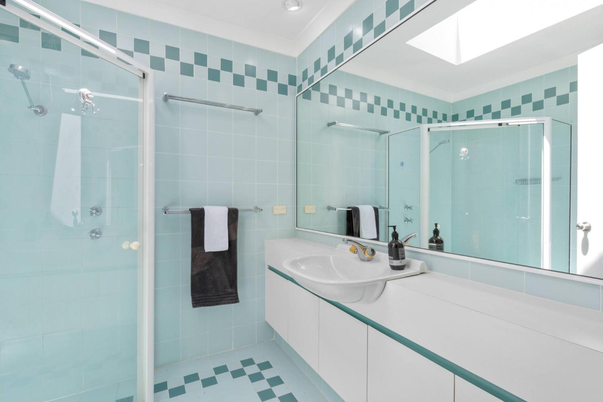 2br Terrace On Leafy Tree-lined Street * Sydney