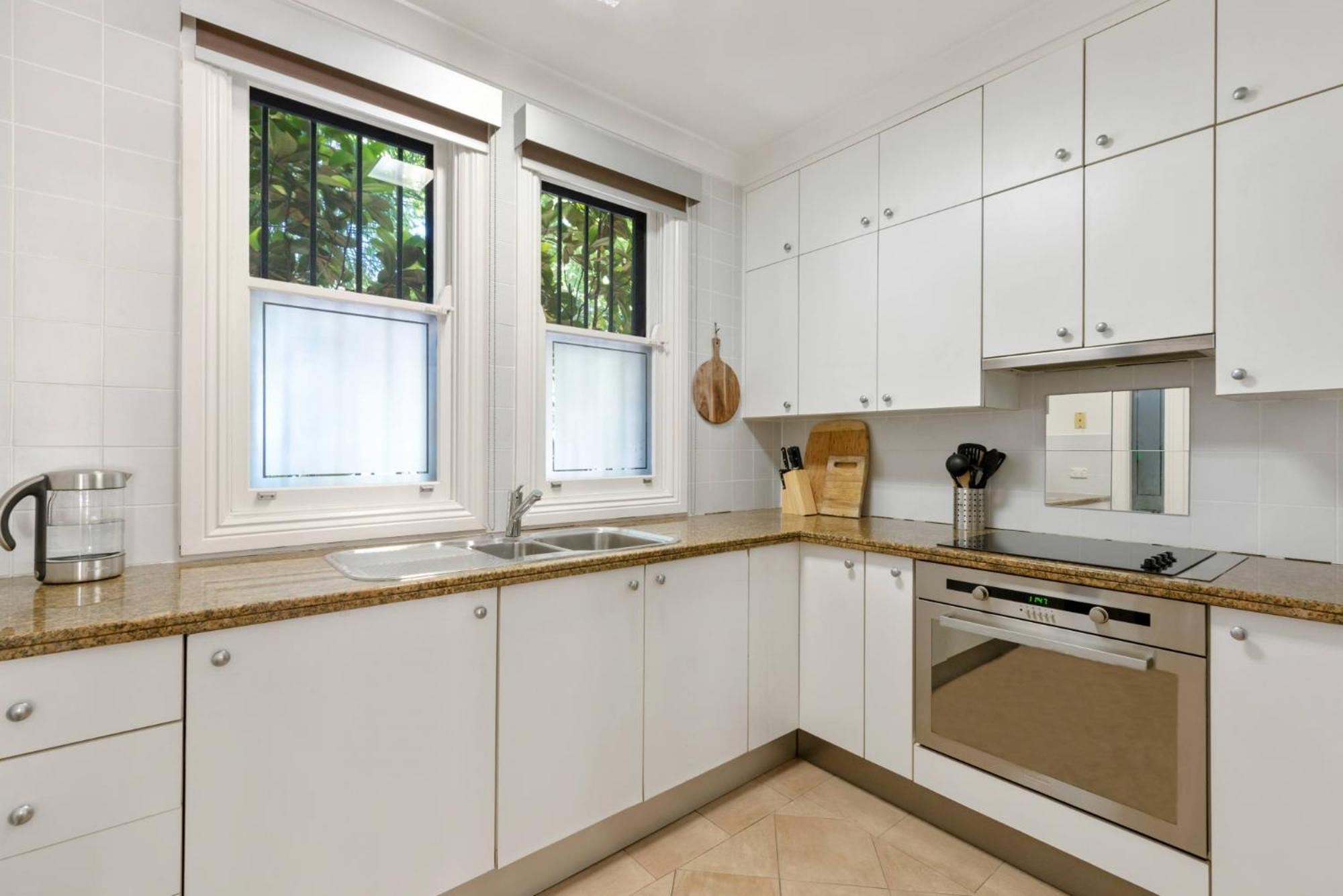 2br Terrace On Leafy Tree-lined Street * Sydney