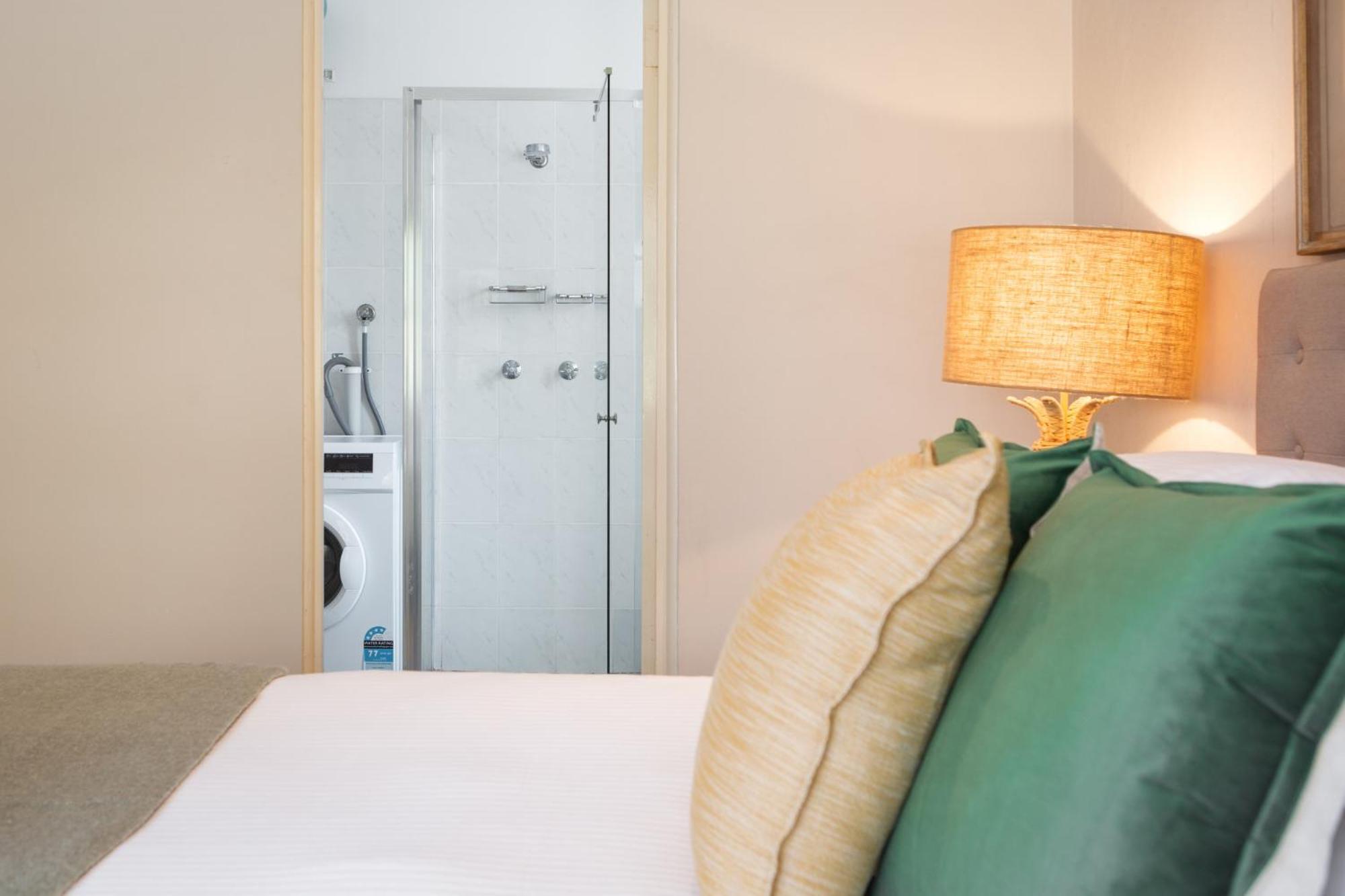 Chic With Sun Lounge Near Manly *