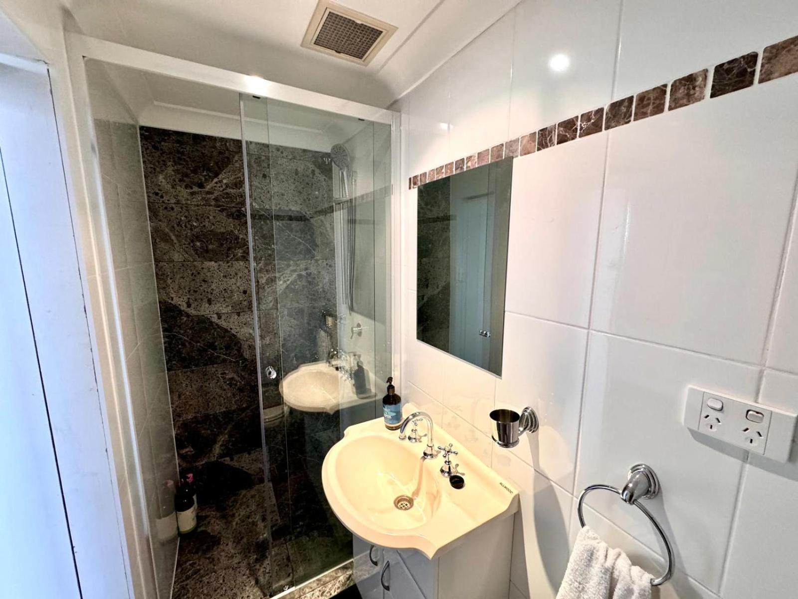 2 Bedroom 2 Bathroom Apt With Balcony And Parking Sydney