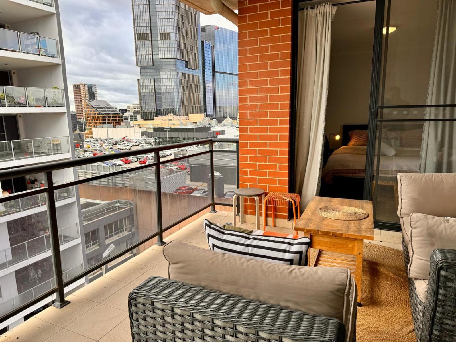 2 Bedroom 2 Bathroom Apt With Balcony And Parking * Sydney