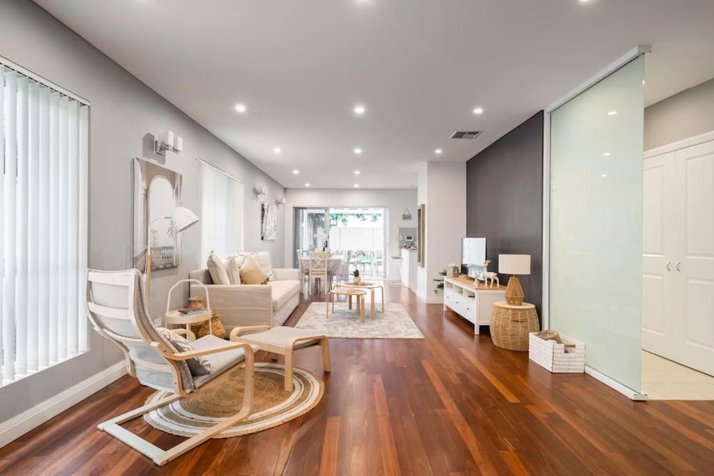 New Furnish, 3 Min Syd Airport, 1 Min Walk *