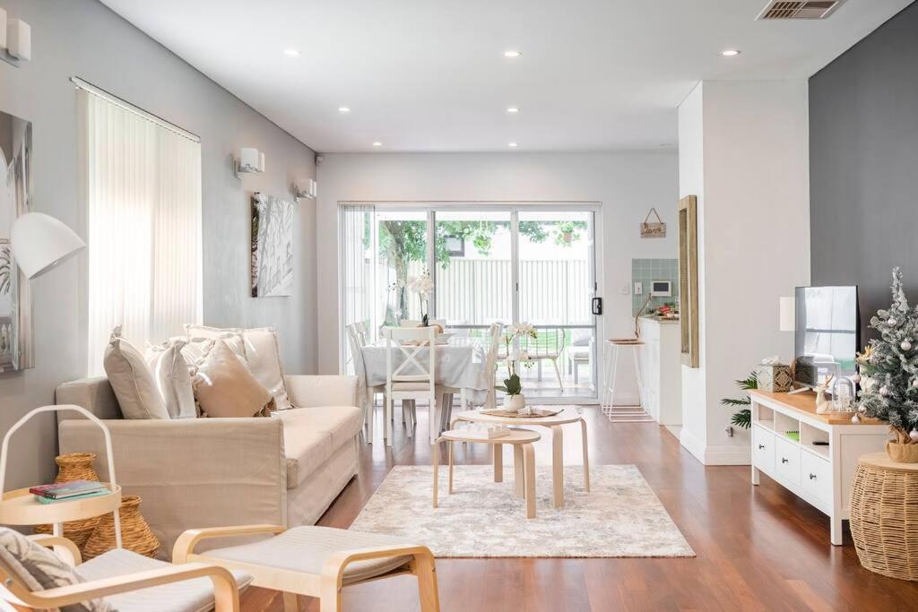 New Furnish, 3 Min Syd Airport, 1 Min Walk * Sidney