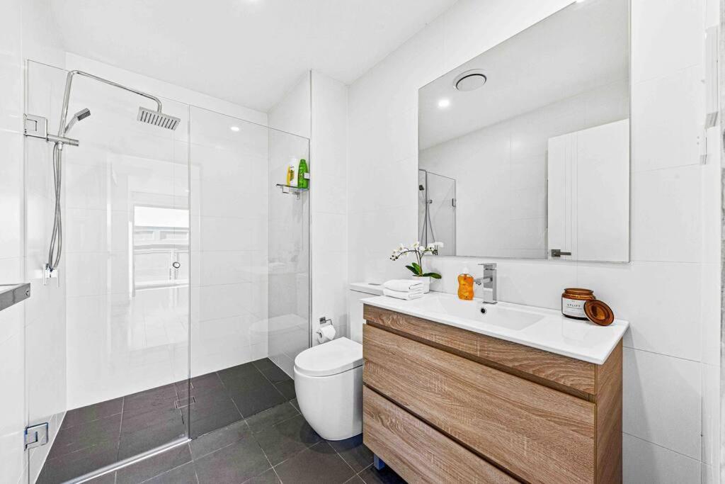 Centre Of Newtown 1 Bed * Sidney