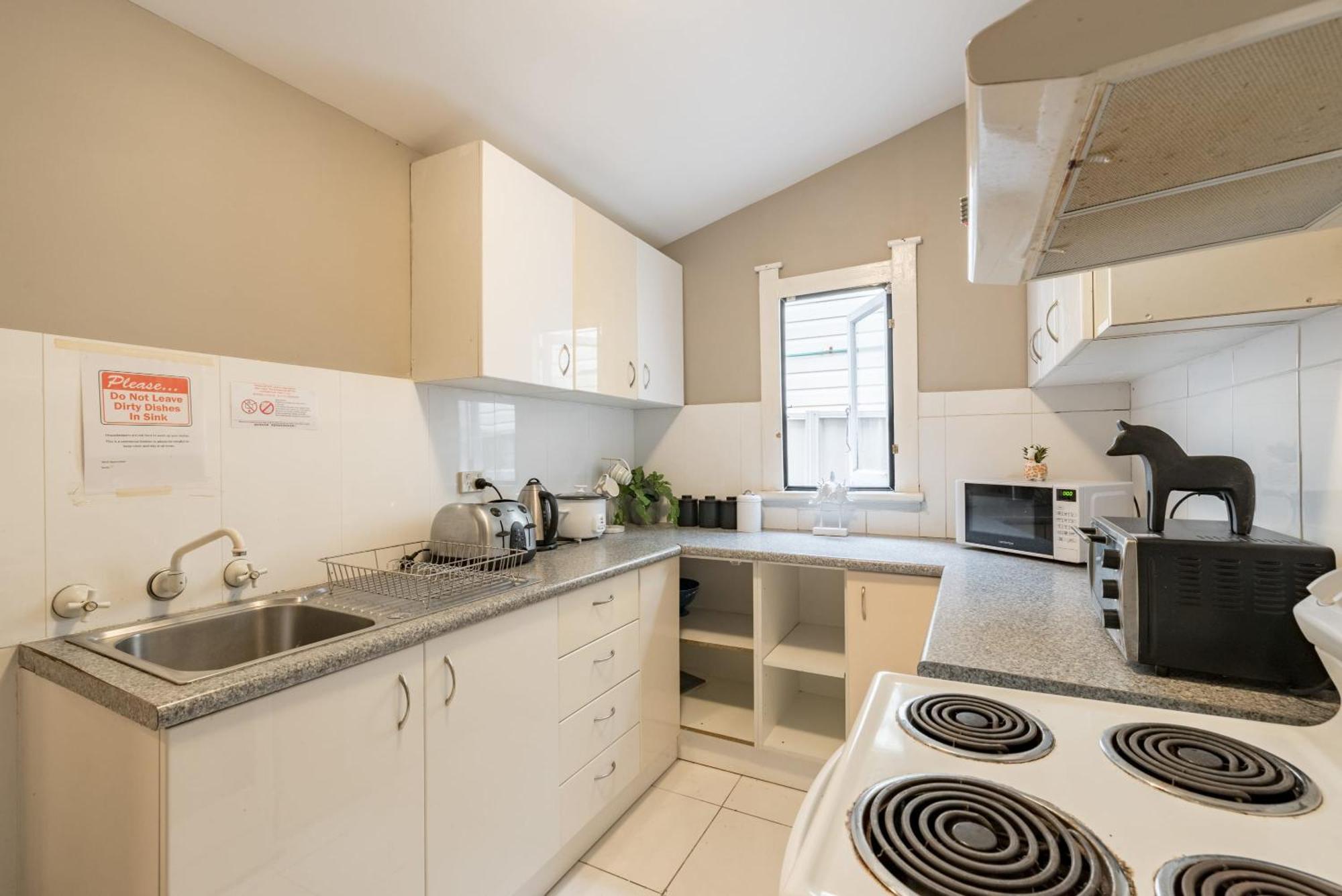 Classic Queen - Close To Airport & Eateries - Shared Bathroom Holiday home