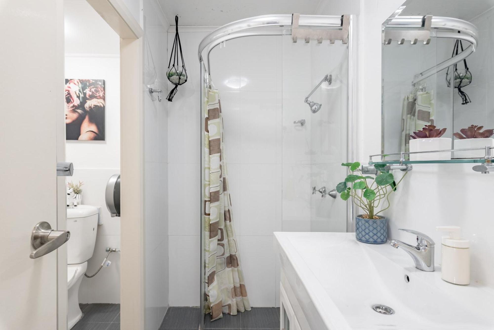Classic Queen - Close To Airport & Eateries - Shared Bathroom *