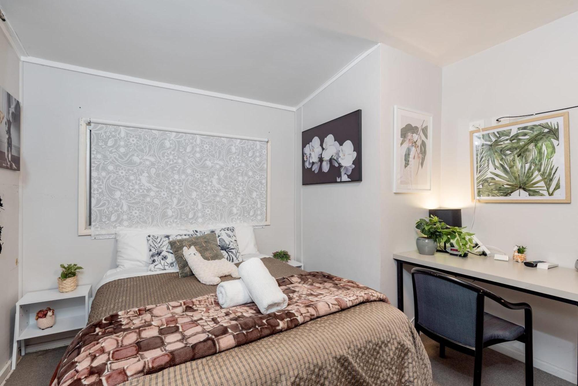 Classic Queen - Close To Airport & Eateries - Shared Bathroom