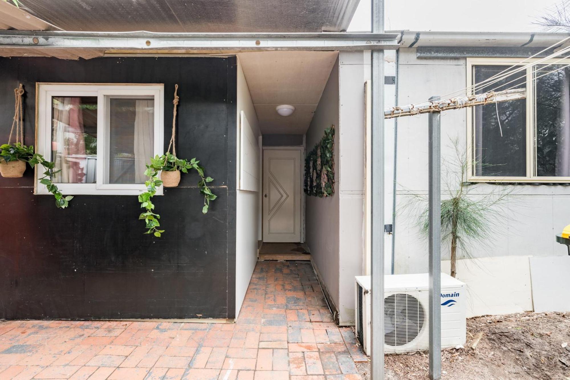 Holiday home Classic Queen - Close To Airport & Eateries - Shared Bathroom