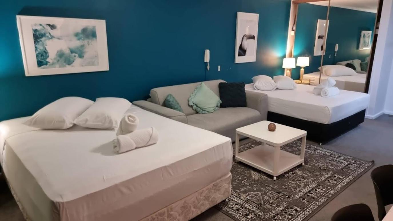- Hyde Park Plaza 38 College St