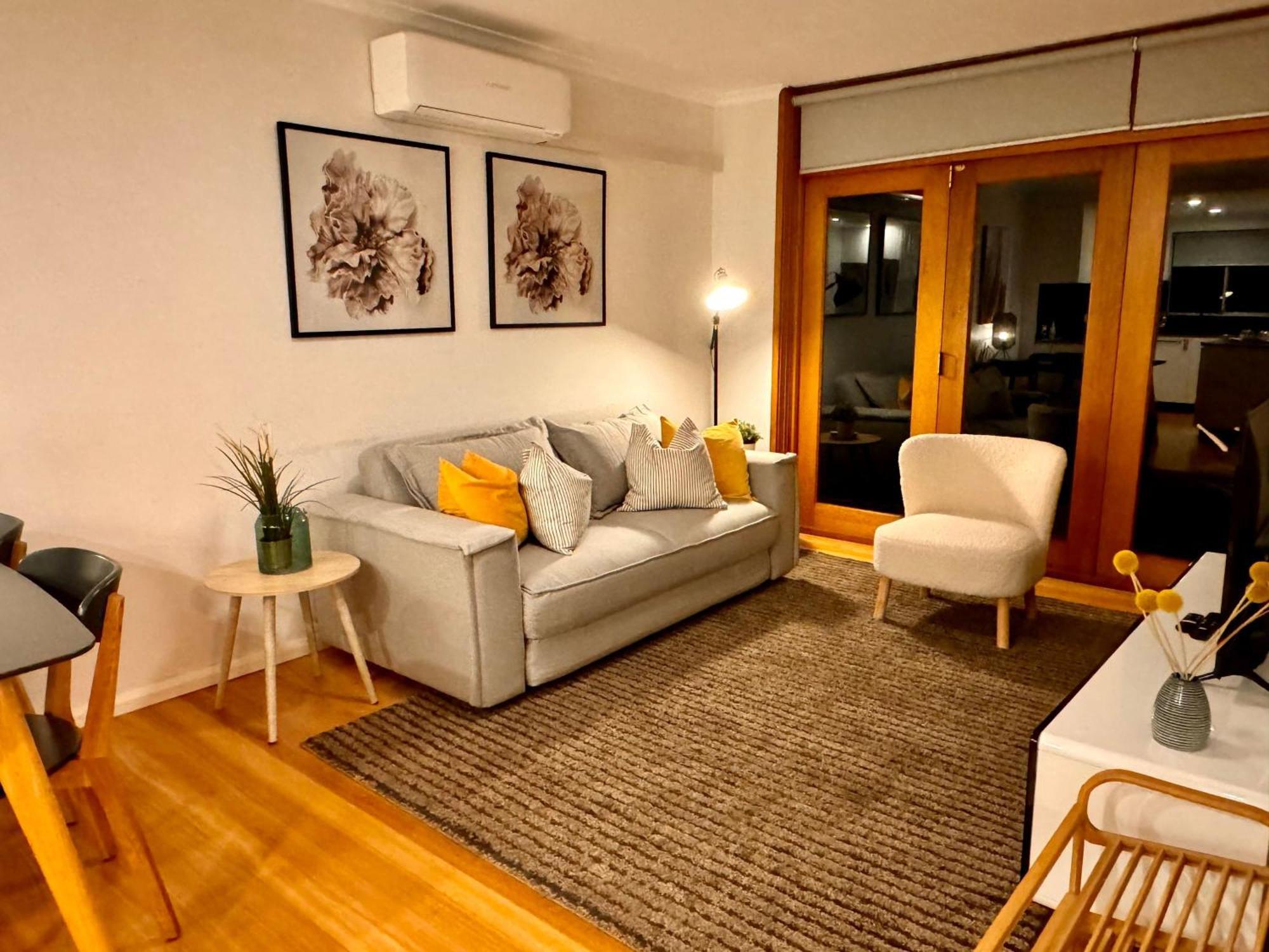2 Bdrm In Annandale With Courtyard & Parking