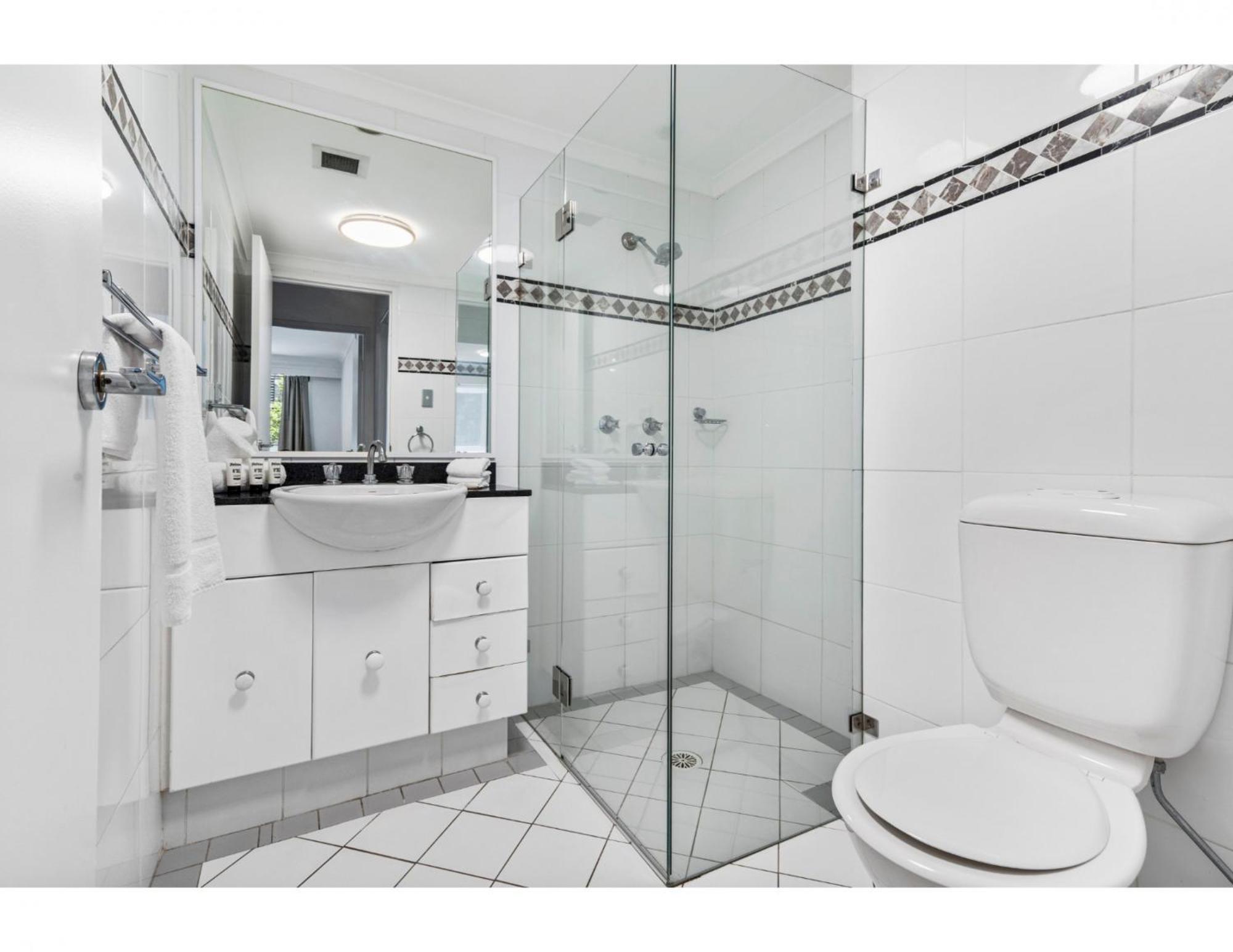 Apartment Poolside 2-bed Haven, Walk To Centre Sydney