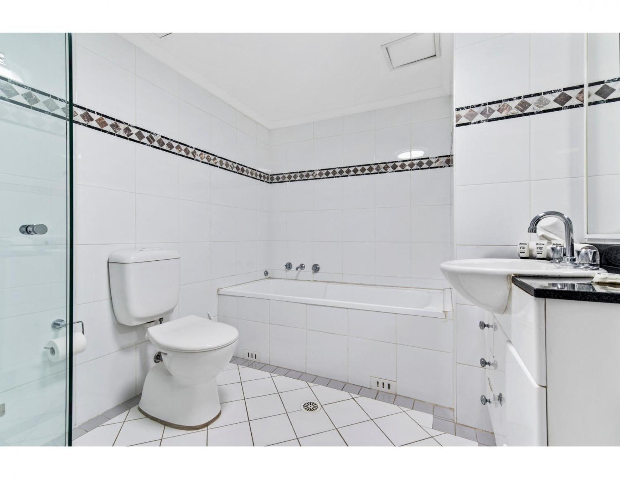 Poolside 2-bed Haven, Walk To Centre *