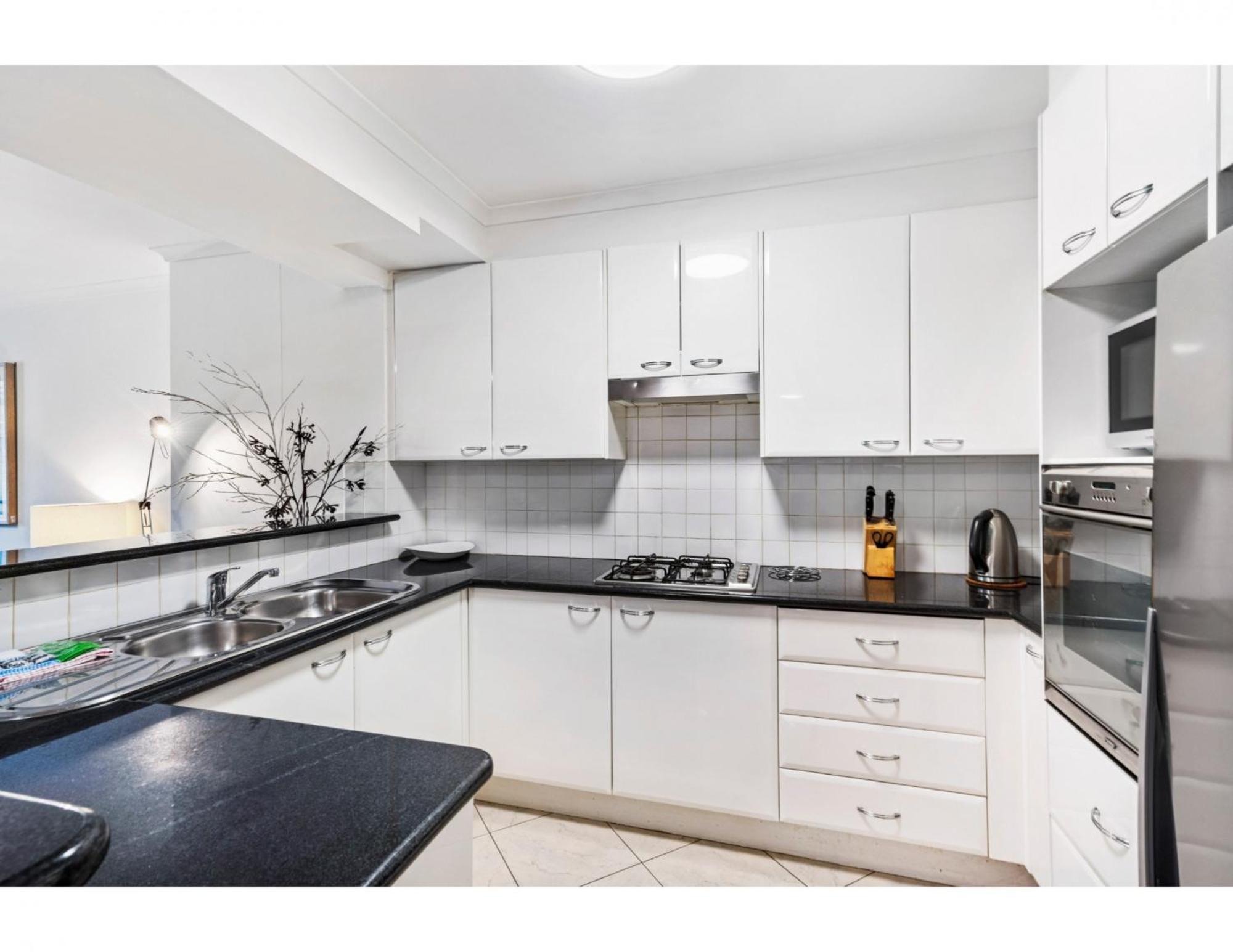 Apartment Poolside 2-bed Haven, Walk To Centre