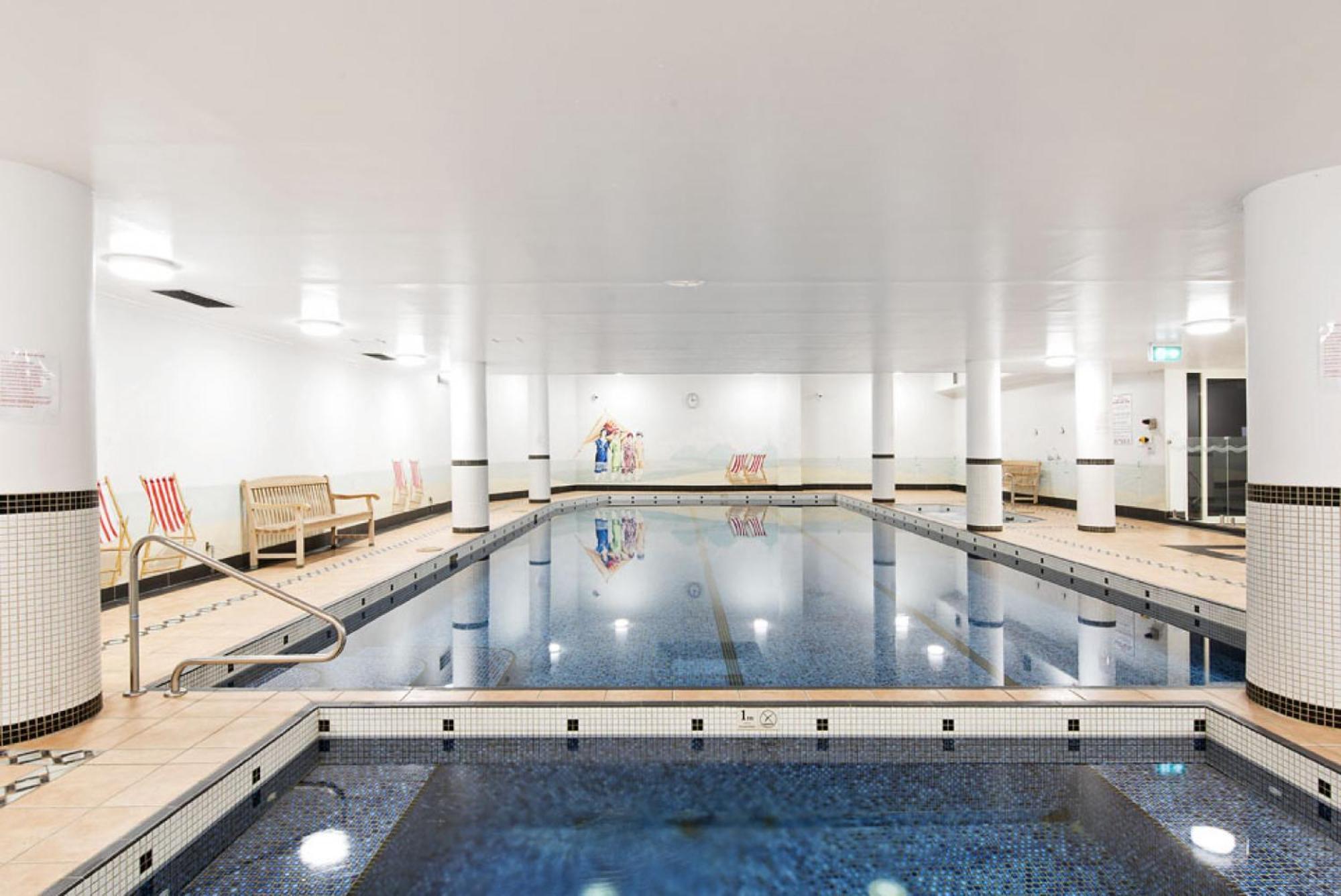 Poolside 2-bed Haven, Walk To Centre Apartment