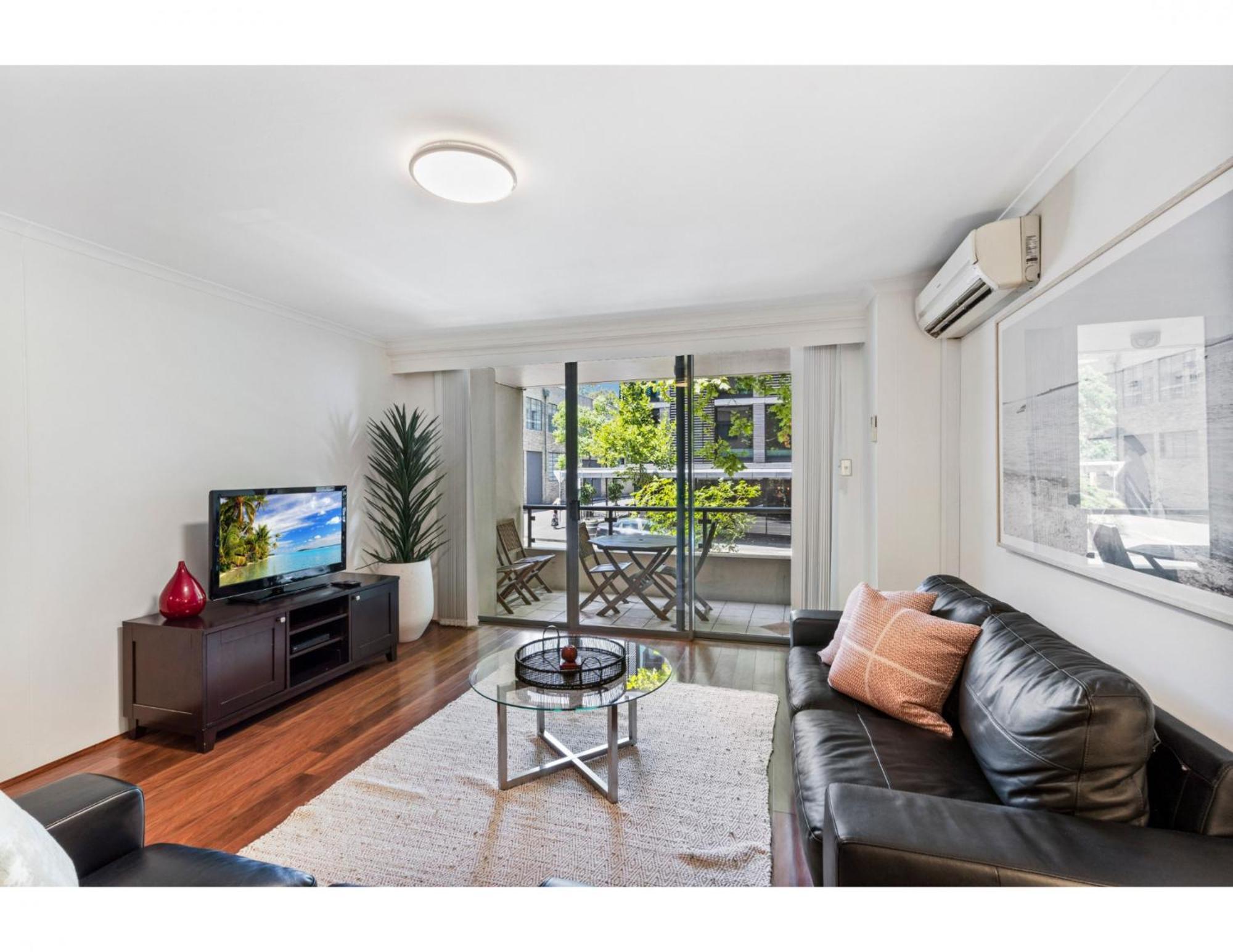 Poolside 2-bed Haven, Walk To Centre Apartment *