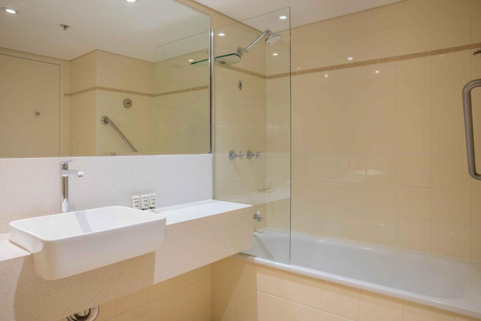 1-bed With Parking, Pool, Sauna & Gym Sydney