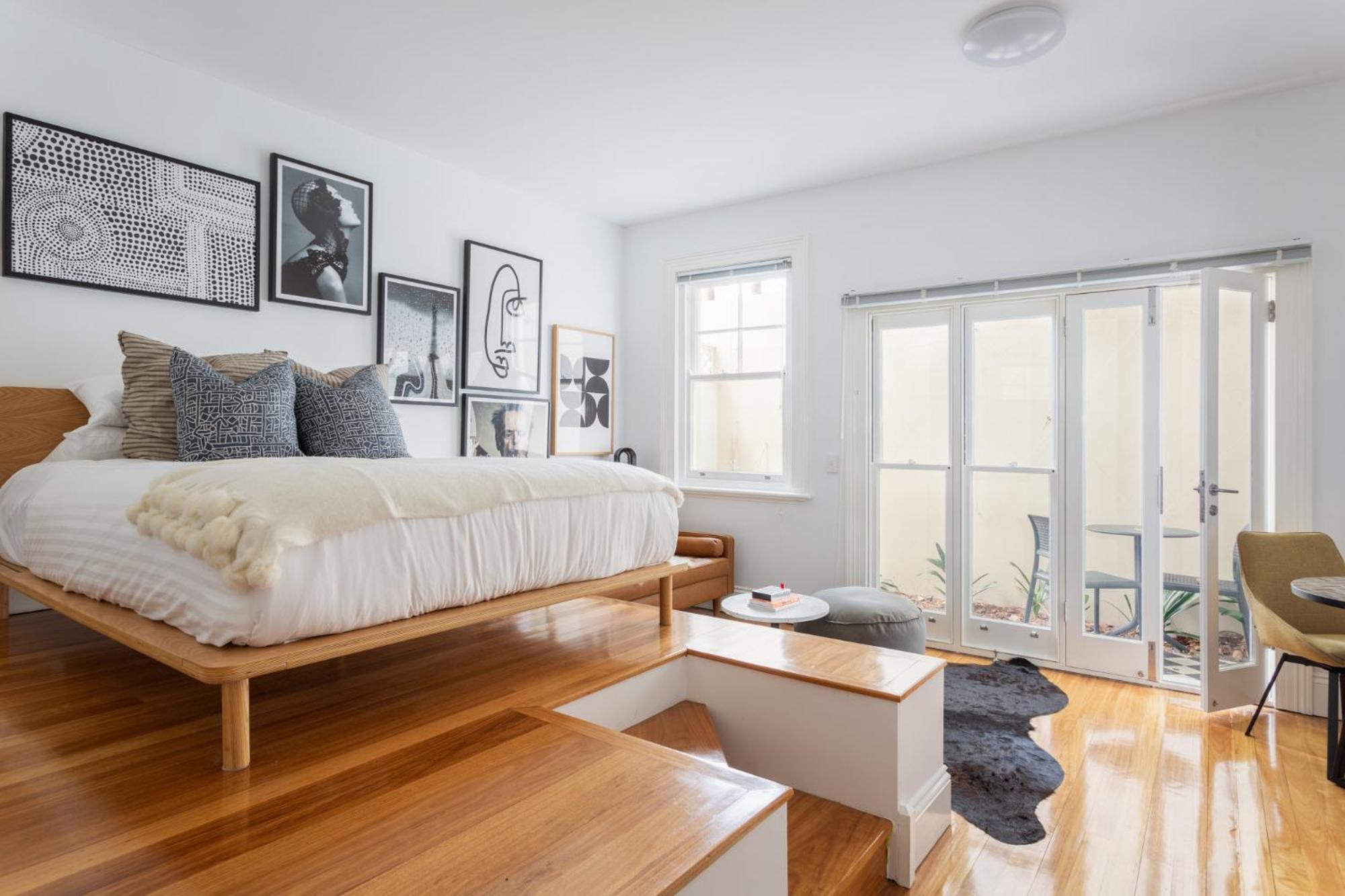 Historic Art-filled Close To Transport Apartment Sydney