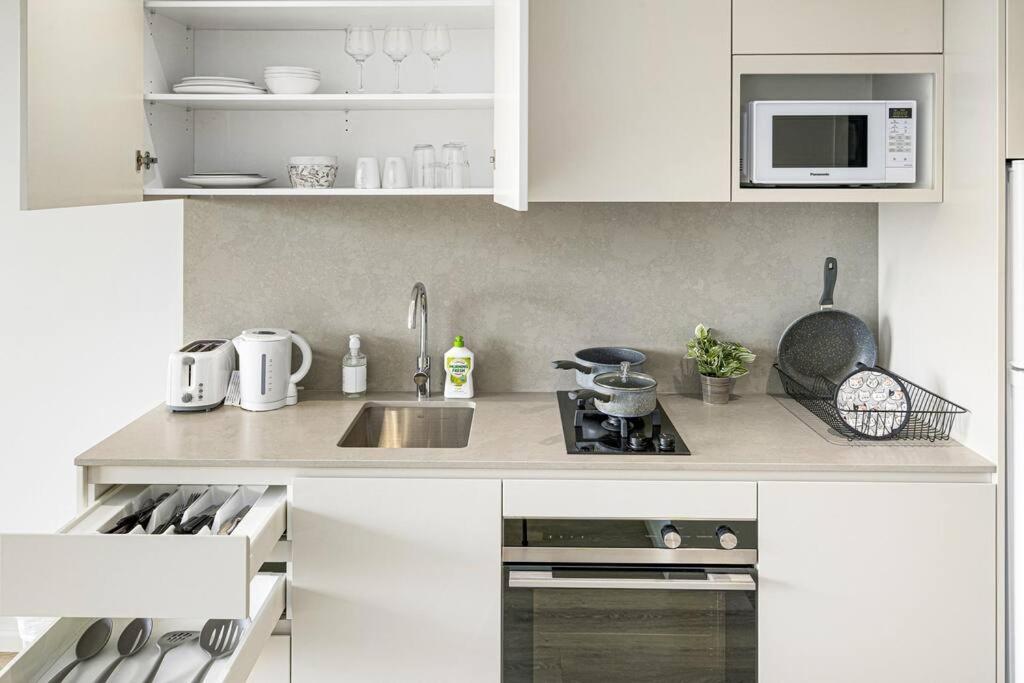 Peaceful In Summer Hill Apartment