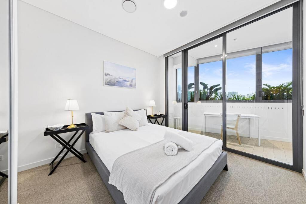 Two Beds Water & Bridge View 9th Lv Apartment