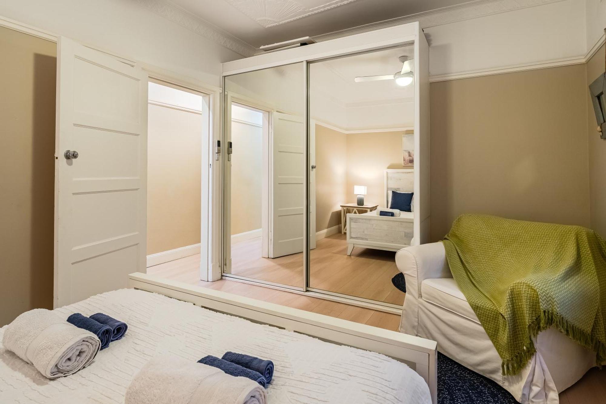 Best Location In Manly Harbour View Apartment *