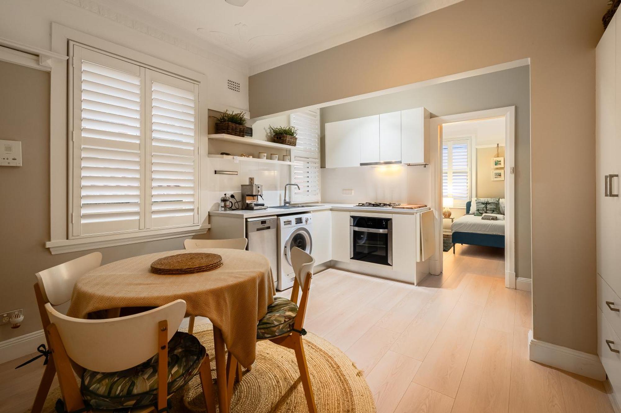 Best Location In Manly Harbour View Apartment *