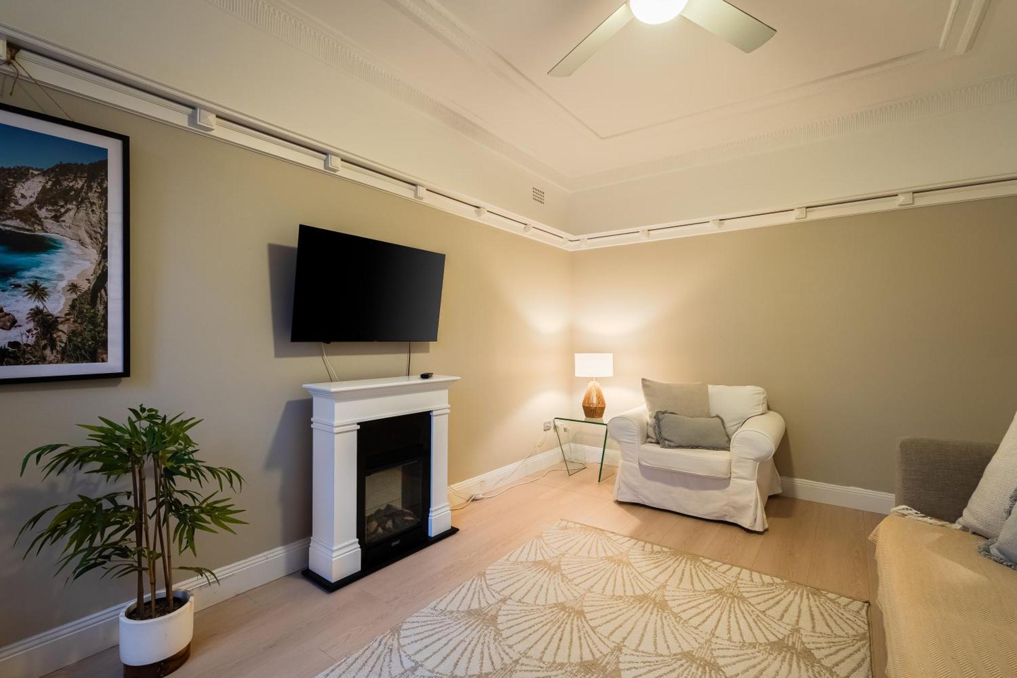 Best Location In Manly Harbour View Apartment *