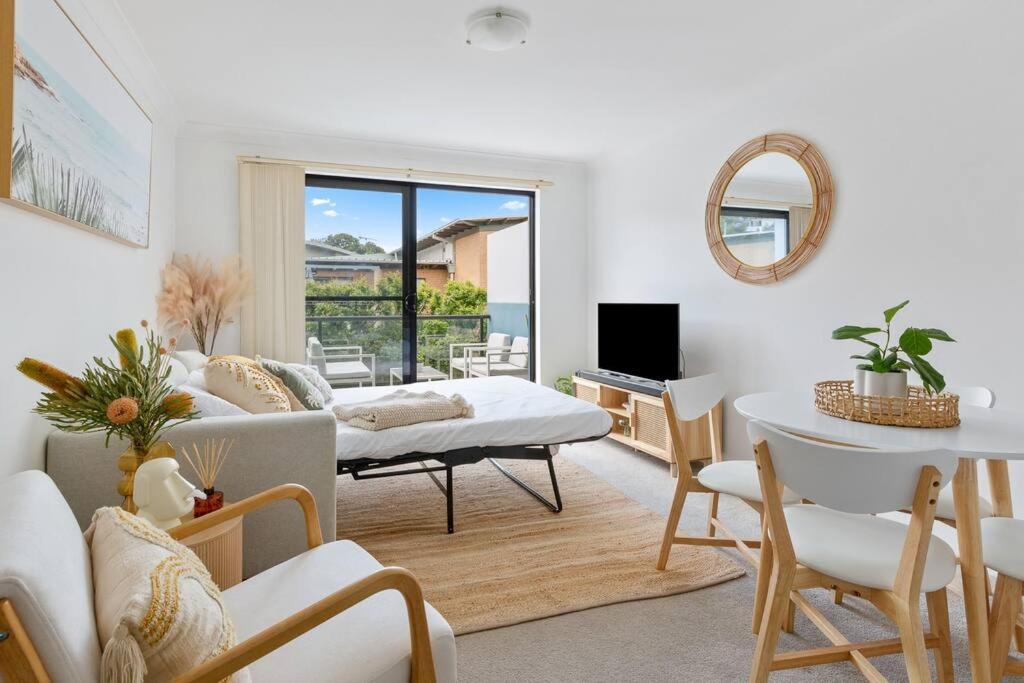 Chic Brookvale Unit-big Balcony! Sydney