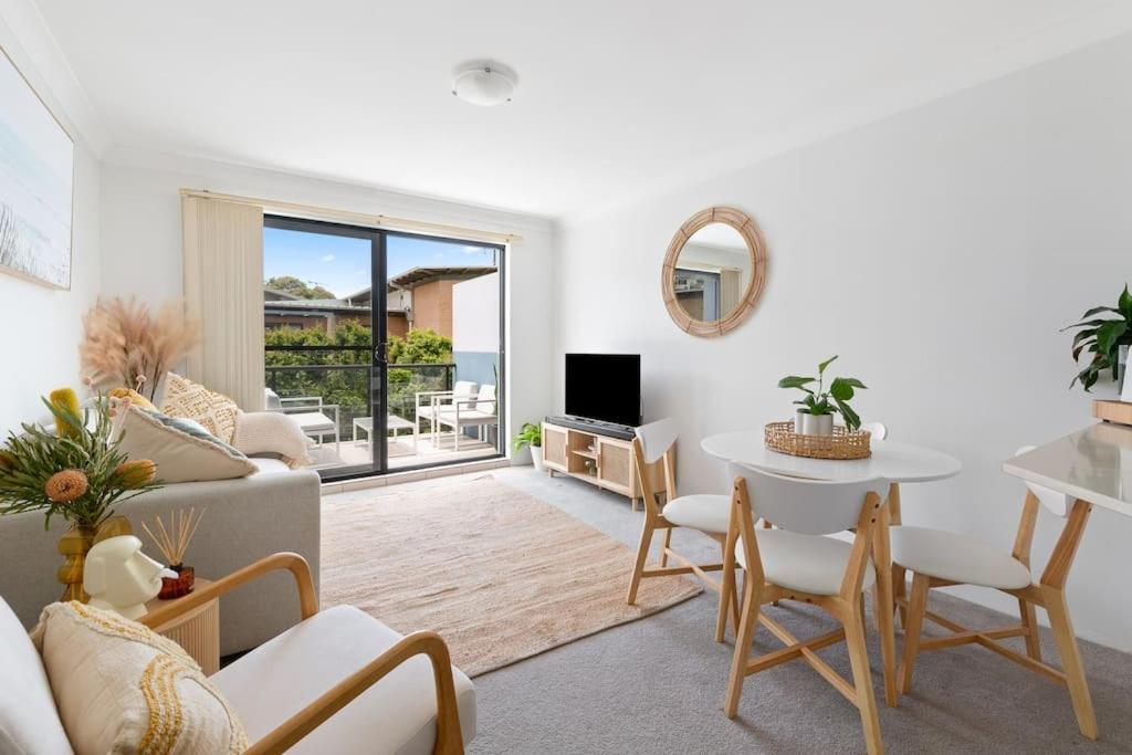 Chic Brookvale Unit-big Balcony!