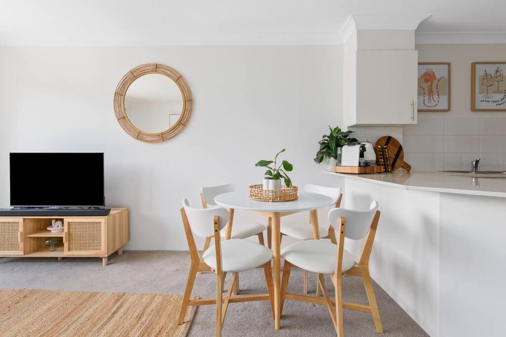 Apartment Chic Brookvale Unit-big Balcony! *