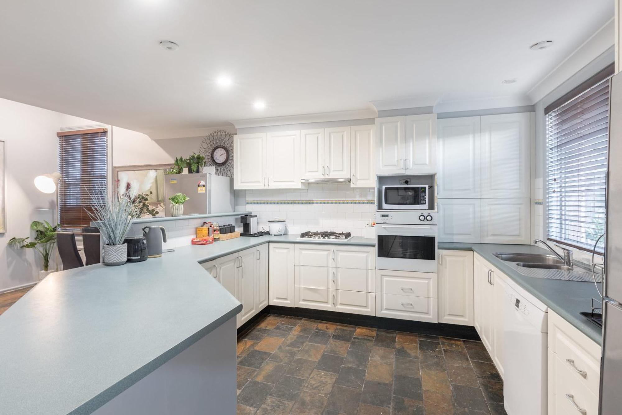 Bright Single - Seconds To Bus Station & Park - Close To Chinatown - Shared Bathroom Gasthof *