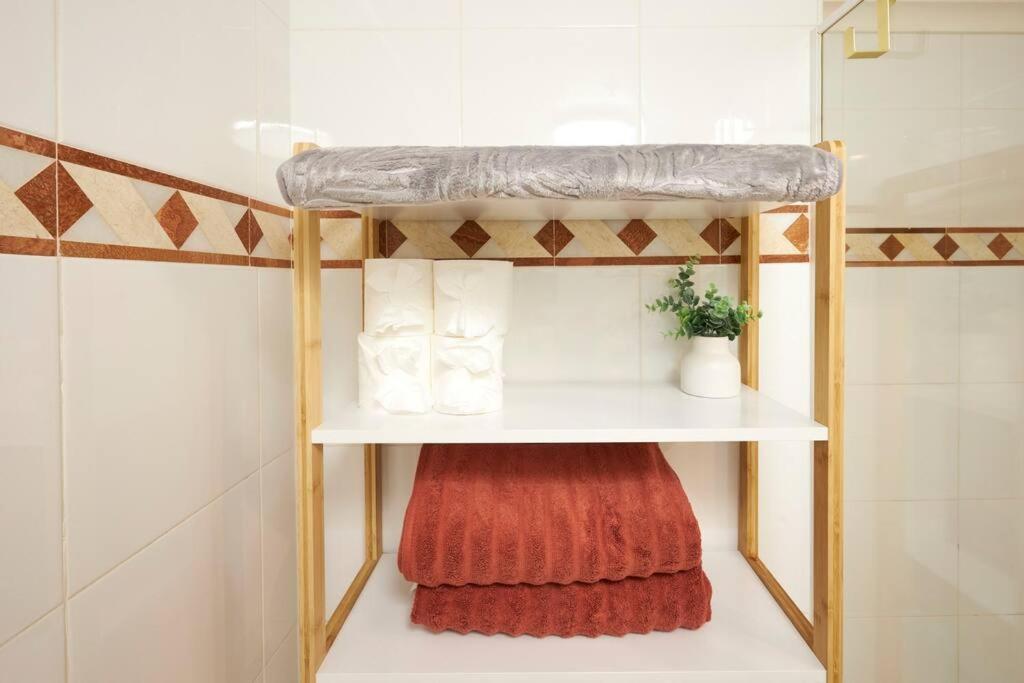 Apartment Stylish High-rise In Heart Of