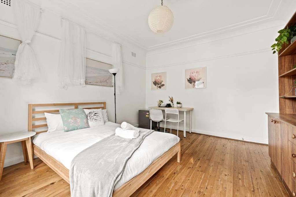 Rustic Double - Waterfront - Nearby Shops - Shared Bathroom *