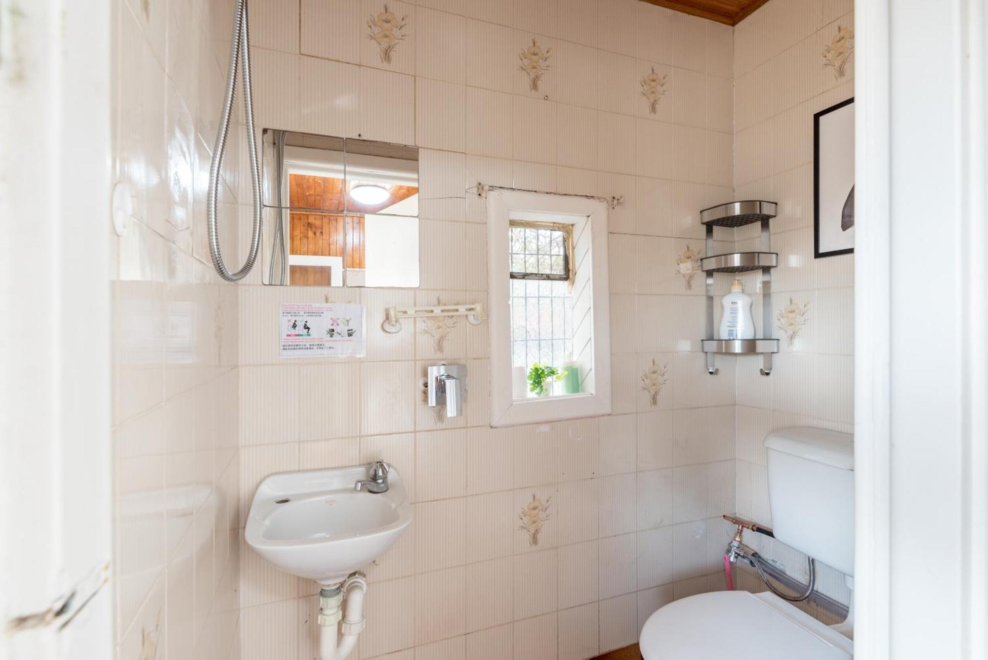 Bright King - Waterfront - Near Stations - Shared Bathroom Gasthof *