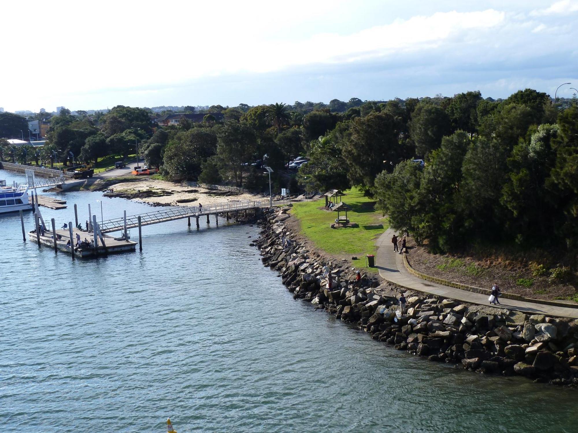 Bright King - Waterfront - Near Stations - Shared Bathroom Gasthof