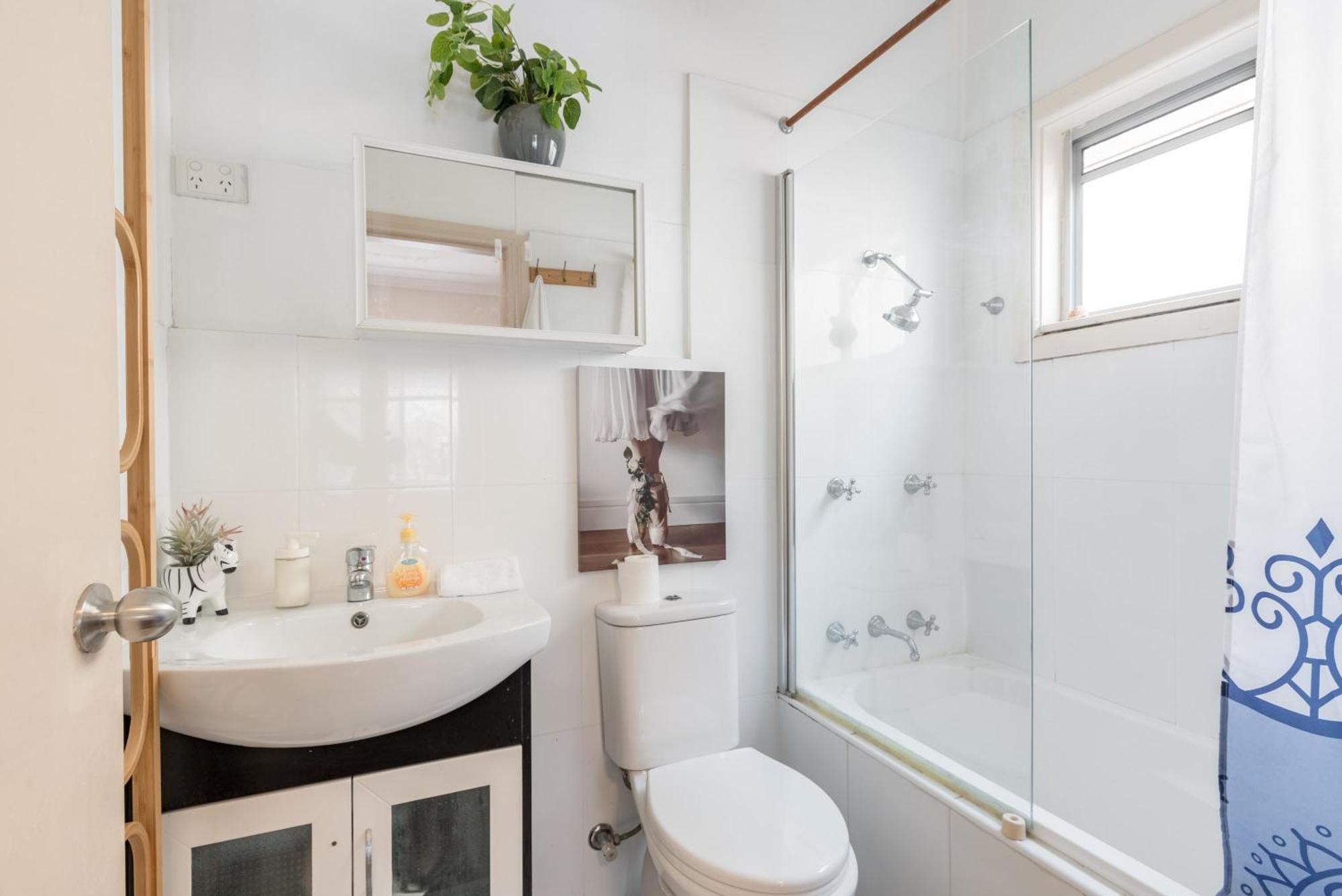 Comfy Ensuite Queen - Nearby Airport