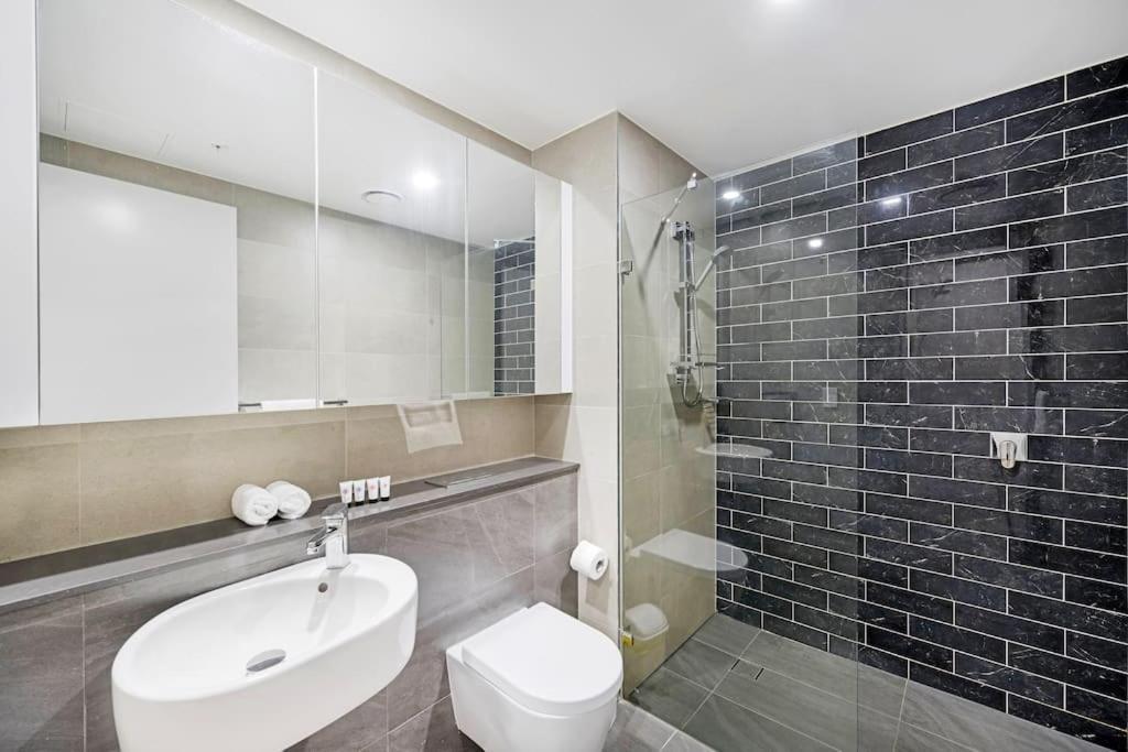 Modern 1b1b With Free Pool&gym Apartment