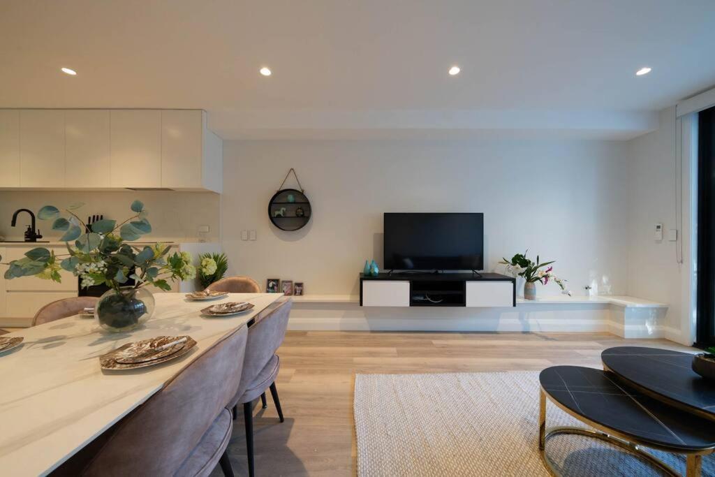 A Luxury 3 Bedrooms Hideaway Apartment *