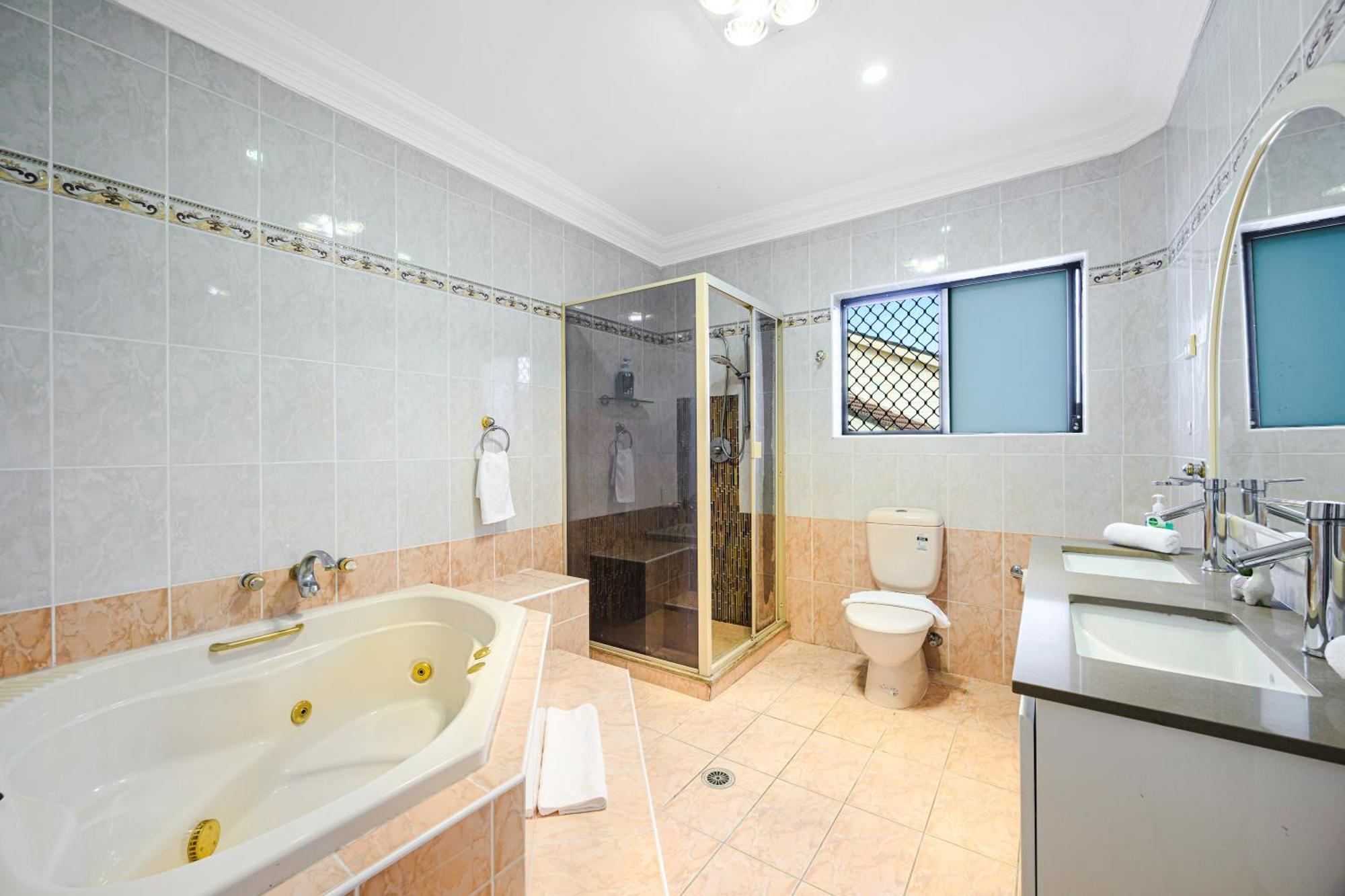 Hurstville Centre 2-level Large House Holiday home *
