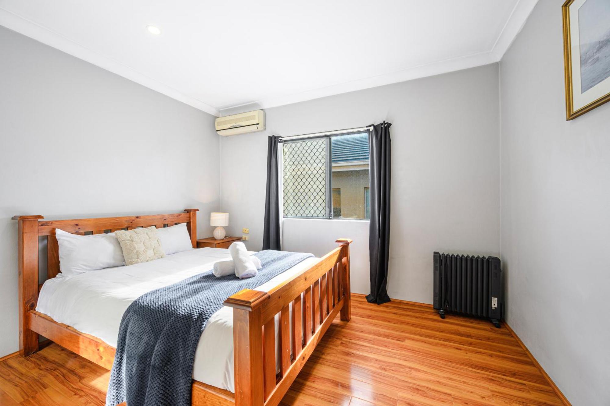 Hurstville Centre 2-level Large House * Sydney