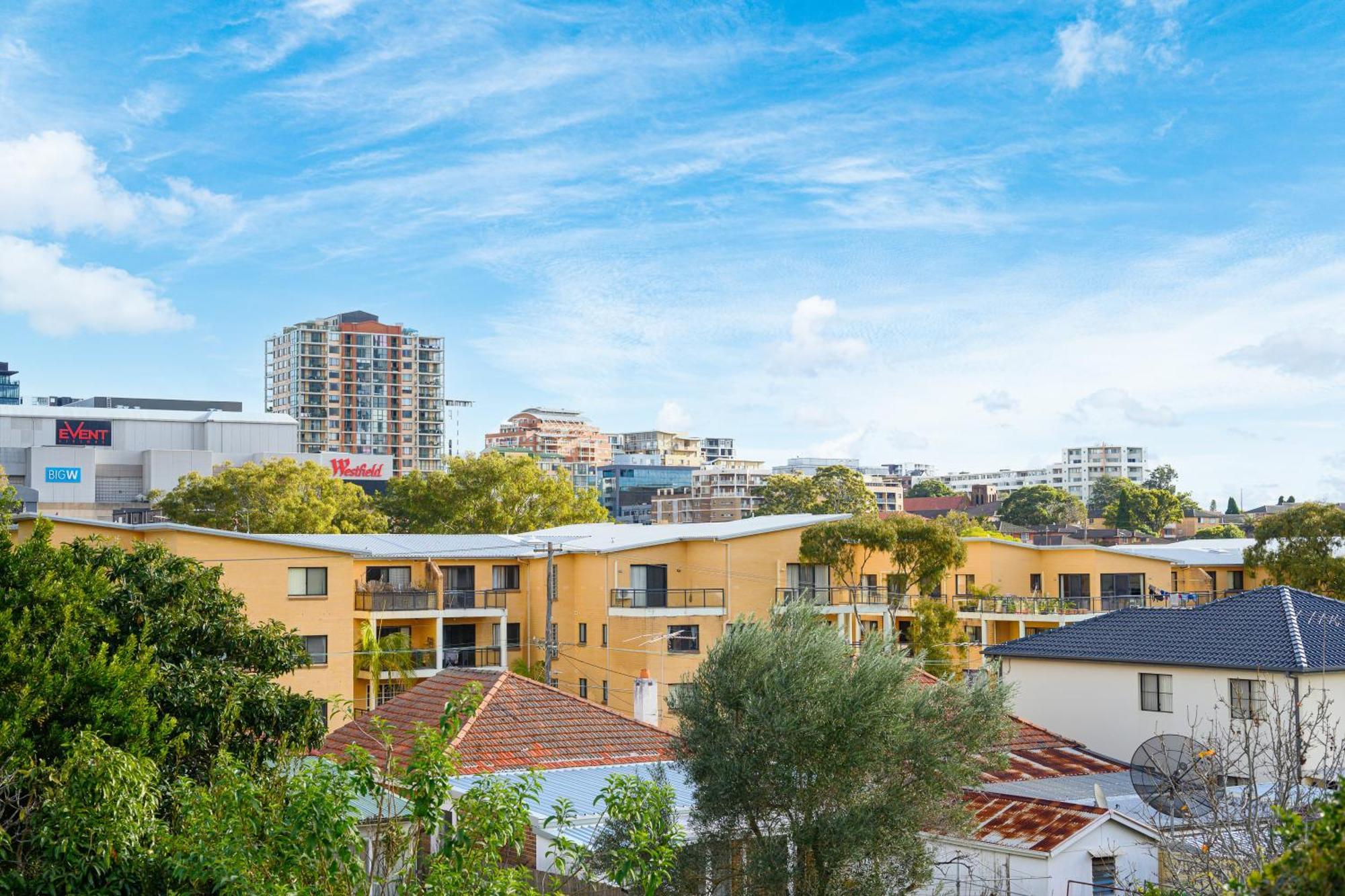 Hurstville Centre 2-level Large House *