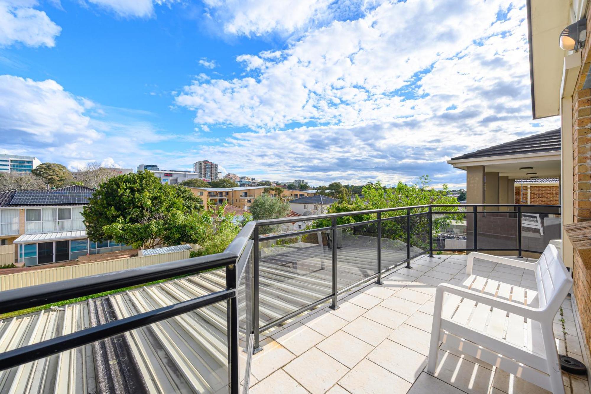 Hurstville Centre 2-level Large House * Sydney