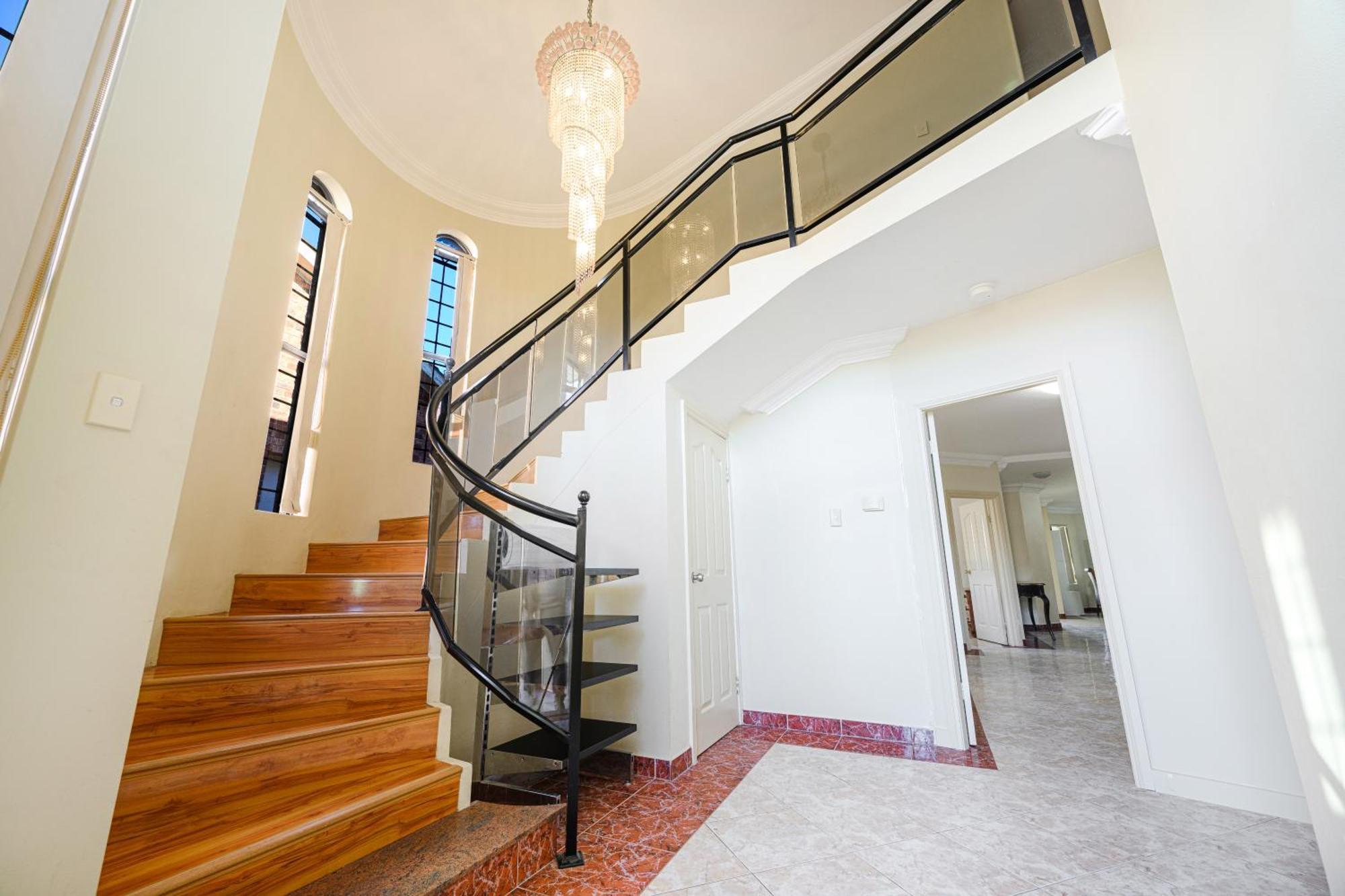 Hurstville Centre 2-level Large House *