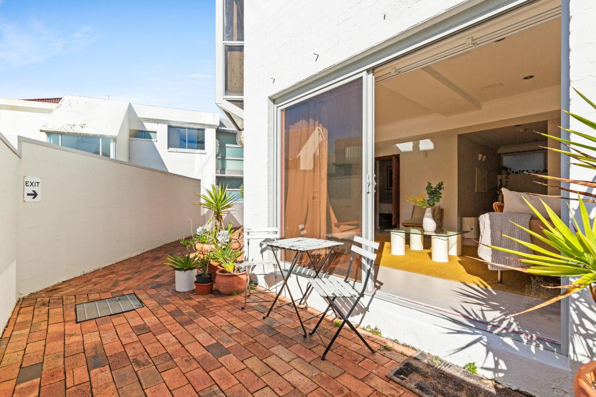 Beachside 1-bed With Courtyard In Bondi *