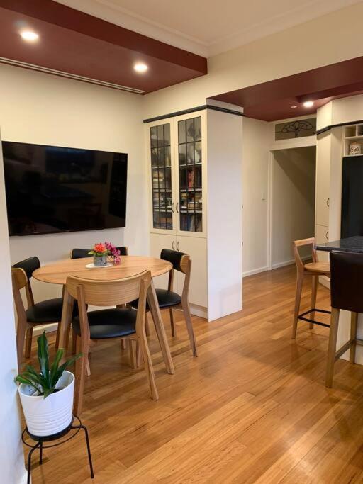 Eastlakes 2 Bedroom Close To Airport Apartment
