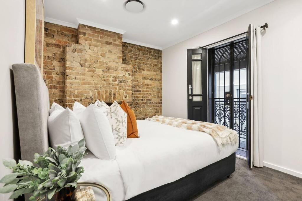 2br Terrace In Trendy Surry Hills * Sydney